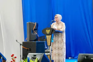 Momen Haru di Masjid Suada, Fatmawati Salim Kenang Pengabdian Sang Suami Almarhum Salim S. Mengga