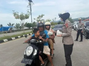 Ditlantas Polda Sulbar Gandeng Komunitas Ojol Bagi Takjil dan Tebarkan Pesan Keselamatan