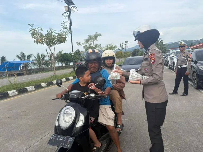 Ditlantas Polda Sulbar Gandeng Komunitas Ojol Bagi Takjil dan Tebarkan Pesan Keselamatan