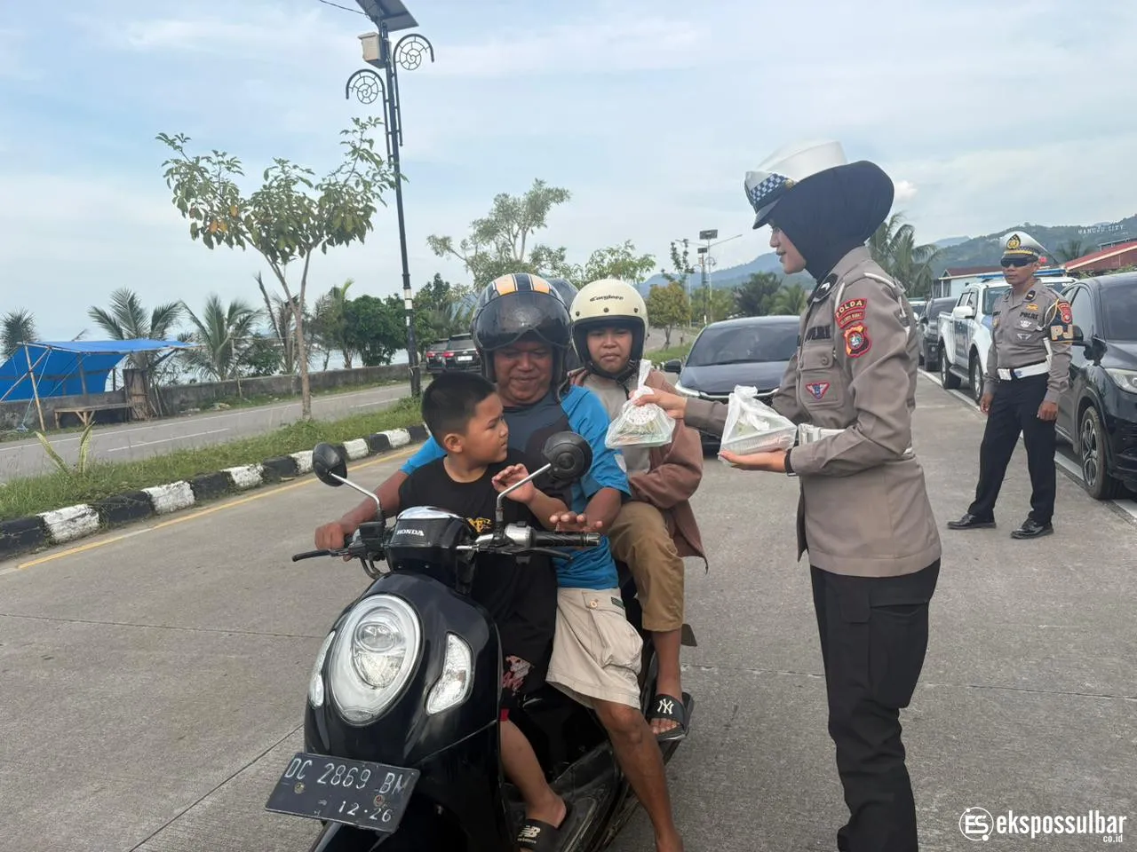 Ditlantas Polda Sulbar Gandeng Komunitas Ojol Bagi Takjil dan Tebarkan Pesan Keselamatan