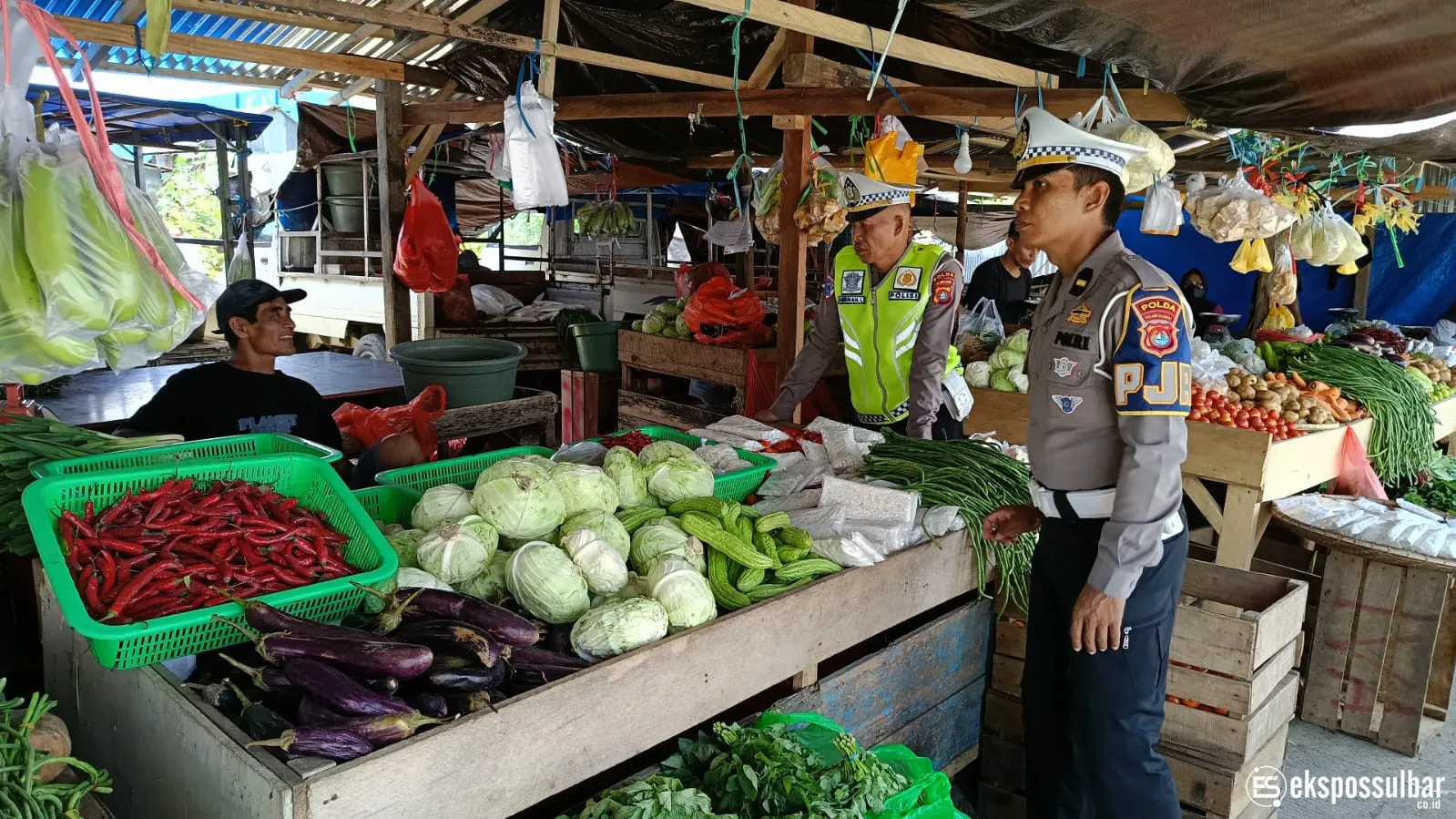 Dirlantas Blusukan ke Pasar Tradisional Mamuju, Pantau Stabiltas Harga dan Bantu Ekonomi Pedagang Kecil