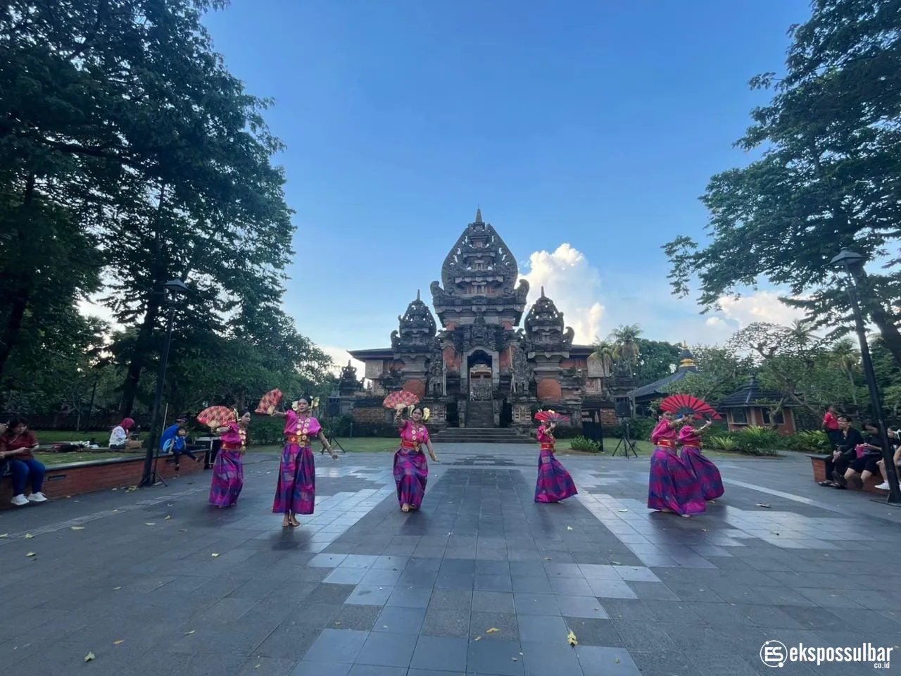 Semangat Soul of Youth: Generasi Muda Tampilkan Pesona Tari Sulawesi Barat di TMII