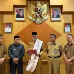 Kepala BKPSDM Sulbar Serahkan Hasil Seleksi Tiga Besar JPT Pratama Mamasa, Proses Berjalan Transparan dan Profesional
