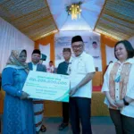 Safari Ramadan di Mambi, Mamasa: Suhardi Duka Serahkan 500 Paket Sembako