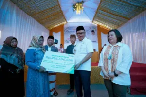 Safari Ramadan di Mambi, Mamasa: Suhardi Duka Serahkan 500 Paket Sembako