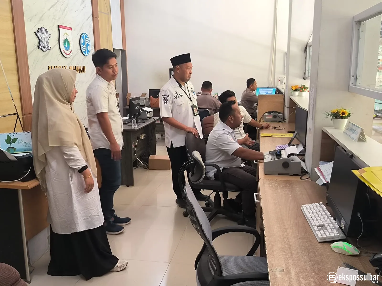 Hari Pertama Langsung Disidak, UPTD Pelayanan Pajak Mamuju Buktikan Kinerja Bukan Sekadar Formalitas: 92 Kendaraan Bayar Pajak di Loket