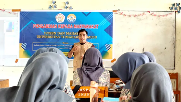Implementasi Tri Dharma, Universitas Tomakaka Gelar Pelatihan Desain Grafis di SMAN 1 Campalagian
