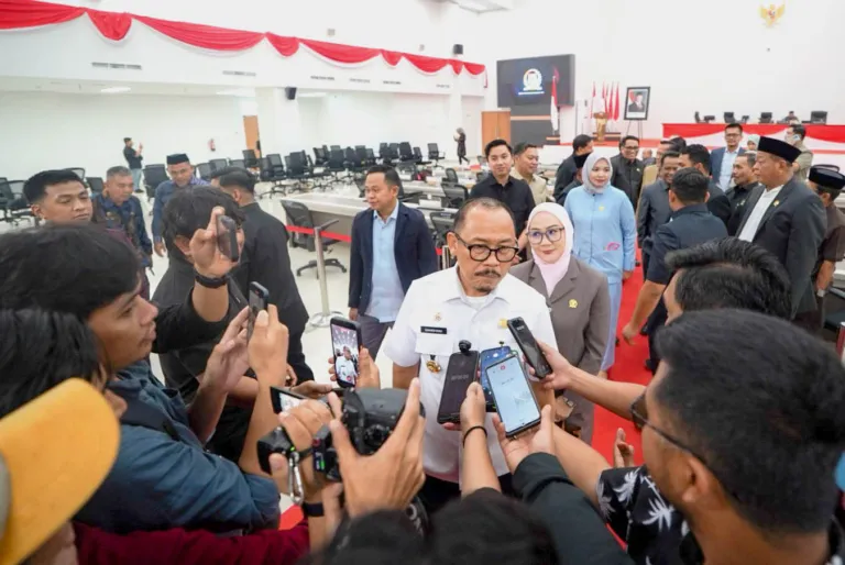 Gubernur Sulbar Serahkan LKPJ 2025 ke DPRD Sulbar: Ekonomi Tumbuh 5,36%, Kemiskinan Turun, dan IPM Meningkat