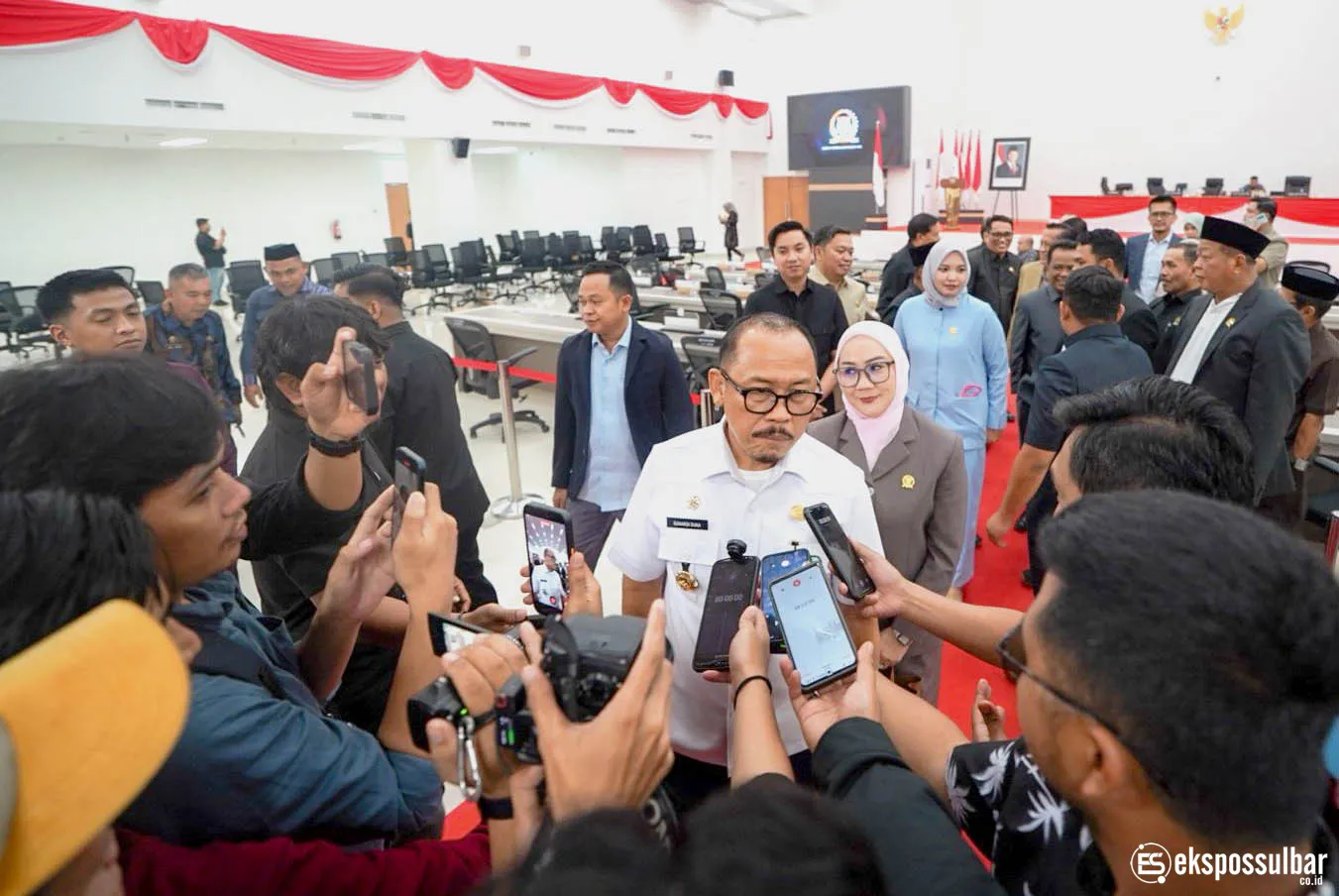 Gubernur Sulbar Serahkan LKPJ 2025 ke DPRD Sulbar: Ekonomi Tumbuh 5,36%, Kemiskinan Turun, dan IPM Meningkat