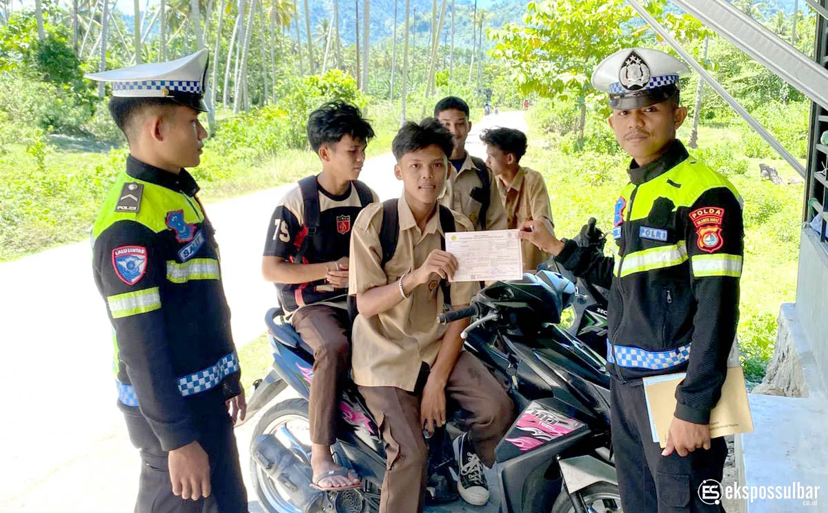 Stop Pelanggaran di Usia Dini, PJR Ditlantas Polda Sulbar Gencarkan Edukasi Tertib Berkendara di Kalangan Pelajar
