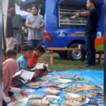 Sinergi Literasi dan Tradisi: Perpustakaan Keliling Sulbar Warnai Kemeriahan Pasar Malam Rakyat di Tinambung