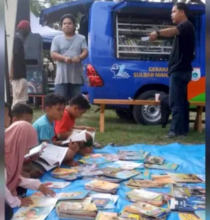 Sinergi Literasi dan Tradisi: Perpustakaan Keliling Sulbar Warnai Kemeriahan Pasar Malam Rakyat di Tinambung