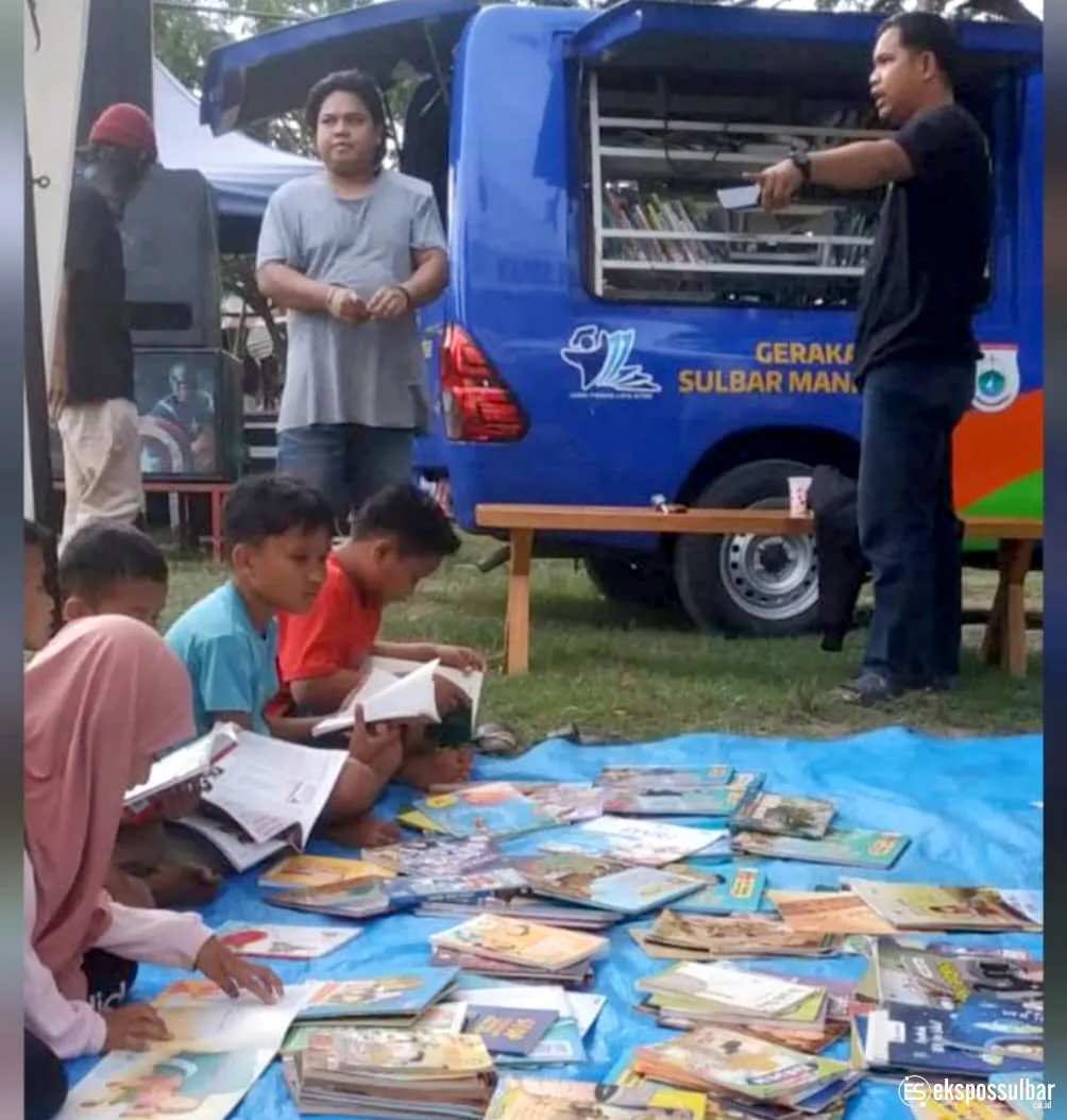 Sinergi Literasi dan Tradisi: Perpustakaan Keliling Sulbar Warnai Kemeriahan Pasar Malam Rakyat di Tinambung