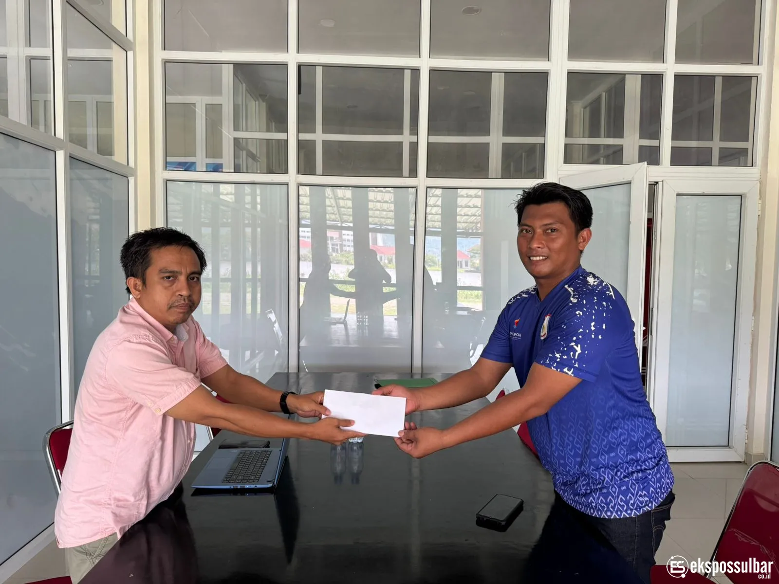 Serahkan Santunan, KONI Sulbar Sampaikan Belasungkawa Atas Meninggalnya Atlet Karate