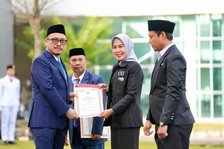 Dedikasi Tanpa Henti, Tiga ASN Sulbar Terima Satyalancana di Hardiknas 2026