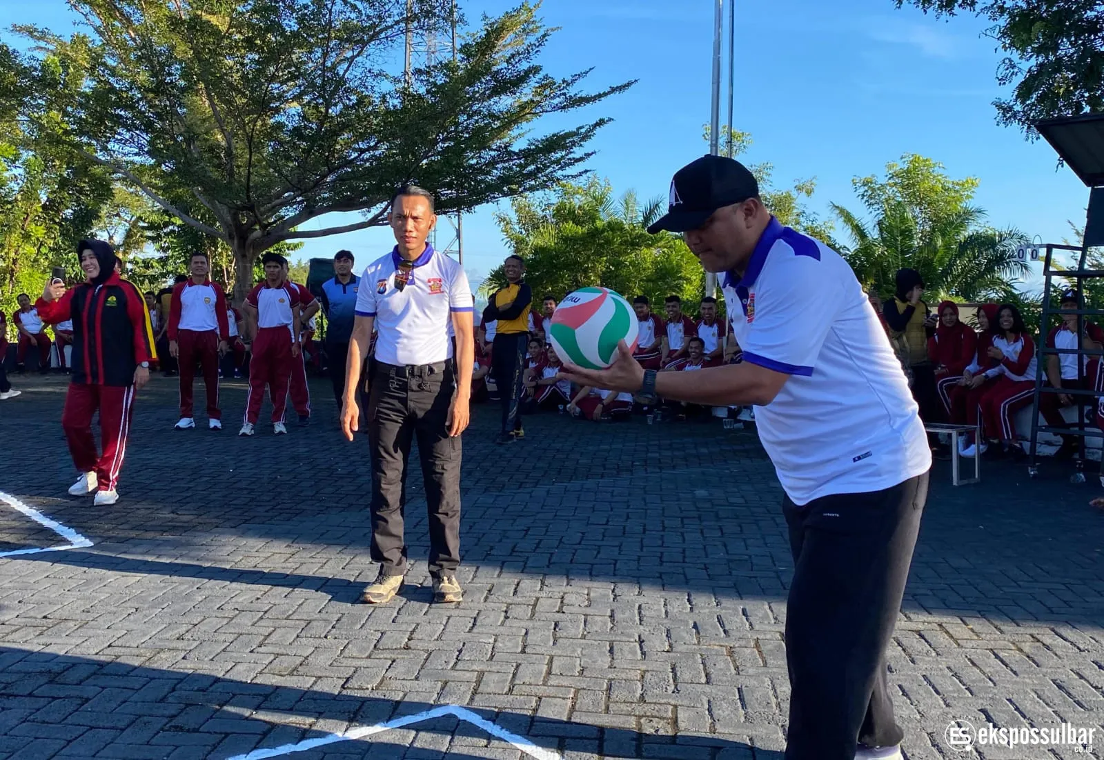 Semarak Hari Bhayangkara dan Satu Dekade Polda Sulbar, Kapolda Buka Turnamen Bola Voli Antar Satker