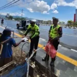 Jumat Berkah: Ditlantas Polda Sulbar Tebar Kebaikan, Berbagi Rezeki dengan Ojol, Tukang Becak dan Juru Parkir