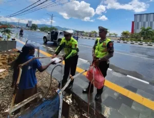 Jumat Berkah: Ditlantas Polda Sulbar Tebar Kebaikan, Berbagi Rezeki dengan Ojol, Tukang Becak dan Juru Parkir