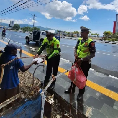 Jumat Berkah: Ditlantas Polda Sulbar Tebar Kebaikan, Berbagi Rezeki dengan Ojol, Tukang Becak dan Juru Parkir