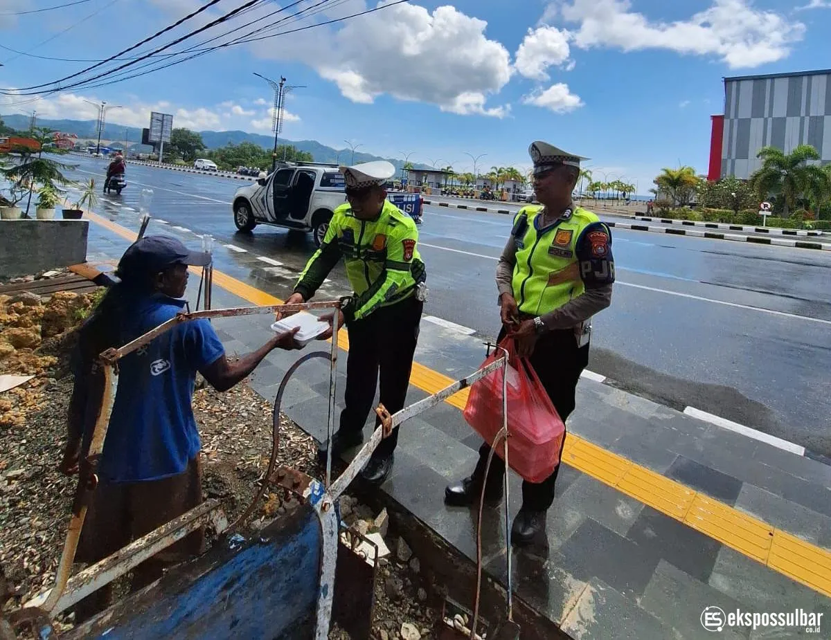 Jumat Berkah: Ditlantas Polda Sulbar Tebar Kebaikan, Berbagi Rezeki dengan Ojol, Tukang Becak dan Juru Parkir