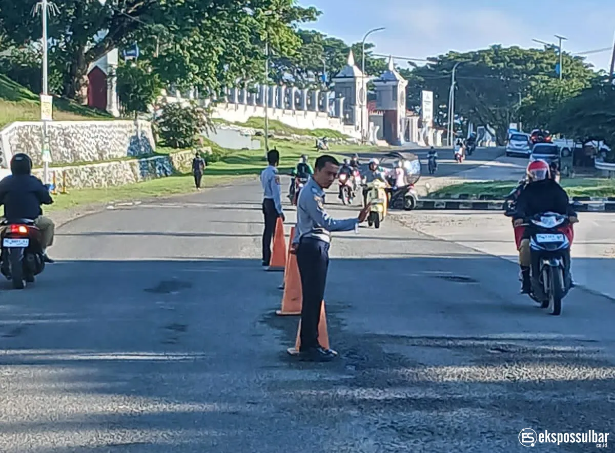 Disperkimtanhub Turunkan Personel LLAJ Atur Arus Kendaraan di Lingkungan Perkantoran Pemprov Sulbar