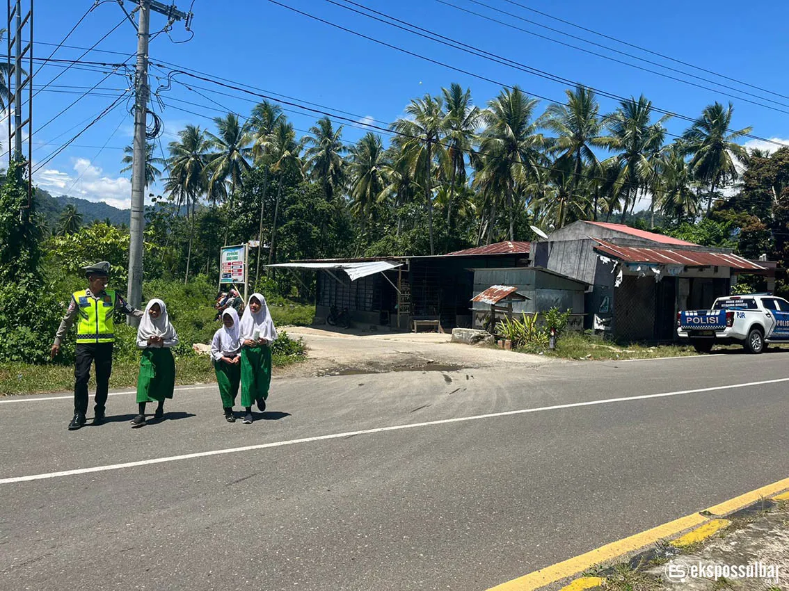 Fokus Pengamanan Jam Pulang Sekolah, Ditlantas Polda Sulbar Padukan Pelayanan dan Edukasi Keselamatan