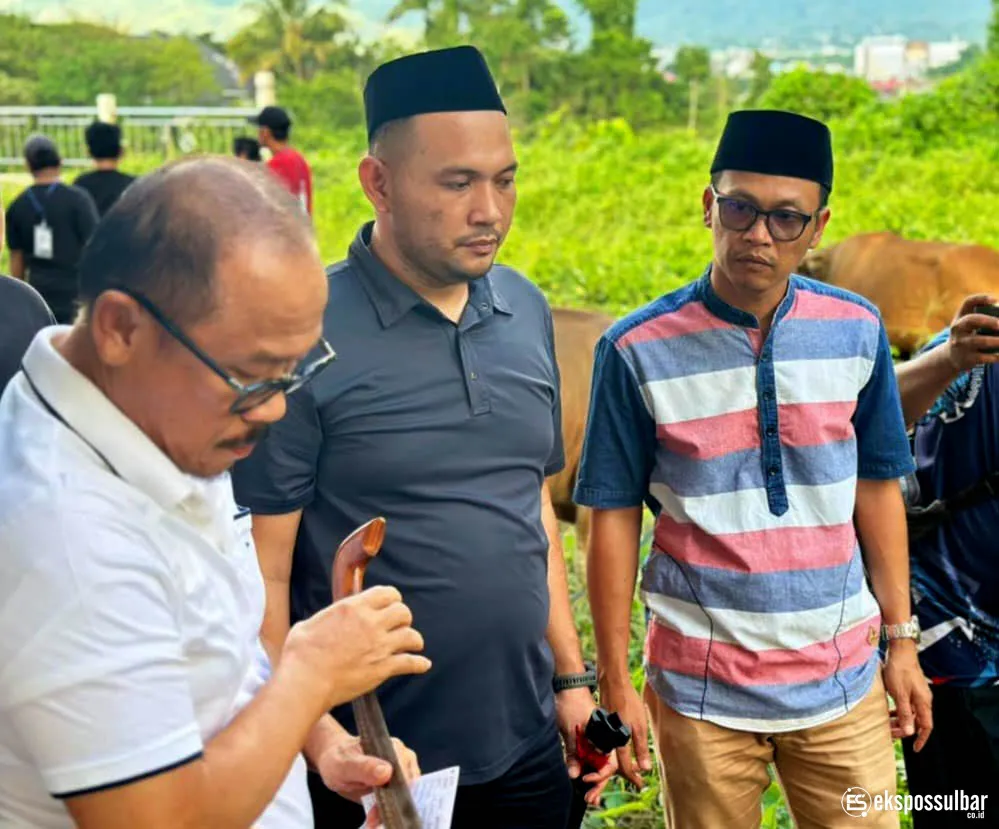 Karo Pemkesra Sulbar Dampingi Gubernur Laksanakan Penyembelihan Hewan Kurban di Halaman Rujab