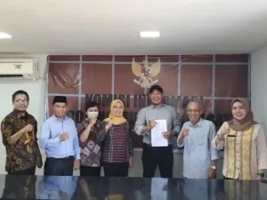 KominfoSS Sulbar Serahkan DIP Pemprov ke Komisi Informasi