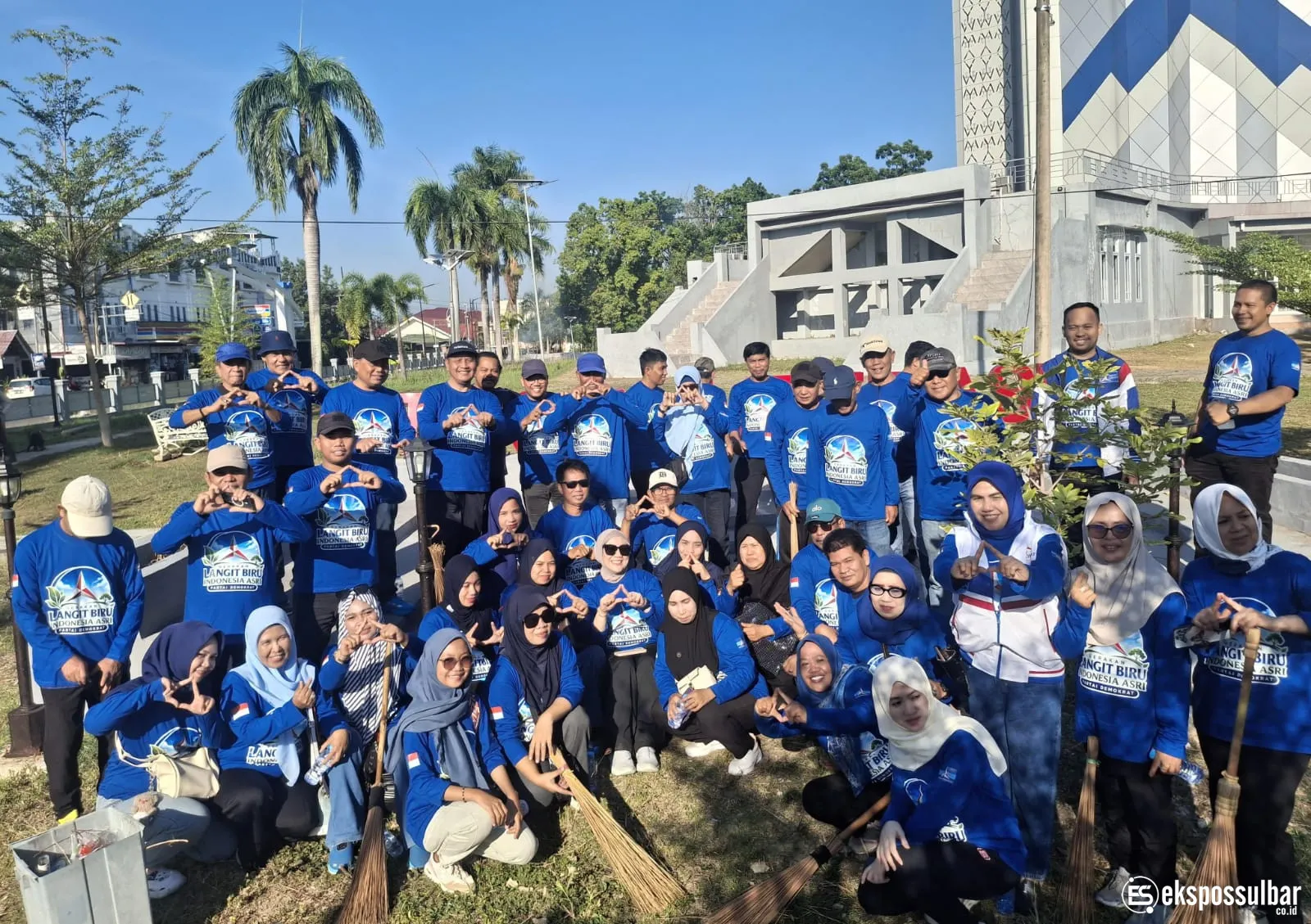 Demokrat Mamuju Gelar Jumat Bersih, Gaungkan Gerakan Langit Biru Indonesia Asri