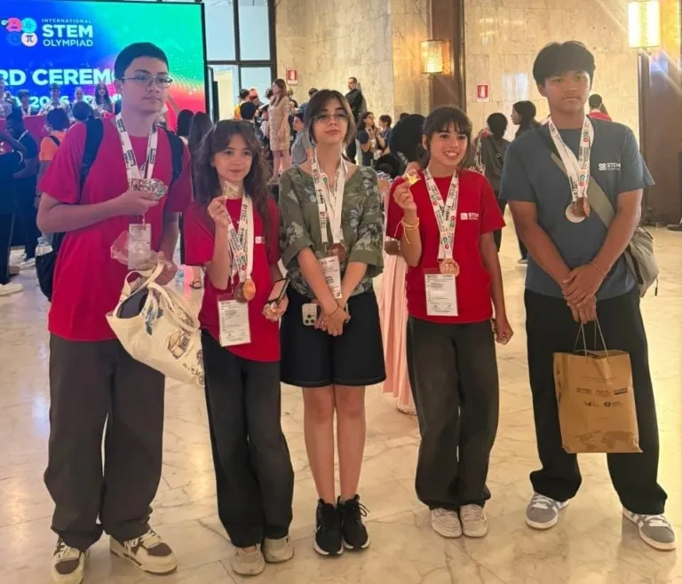 Delegasi Sekolah Kharisma Bangsa Perkenalkan Sandeq, Ikon Budaya Sulawesi Barat di Ajang International STEAM Olympiad 2026 di Roma