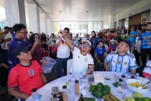 Ratusan Warga Padati Nobar Piala Dunia di Kantor Gubernur, Gubernur SDK: Kualitas Pemain Kelas Dunia, Indonesia Harus Bisa Mencontoh