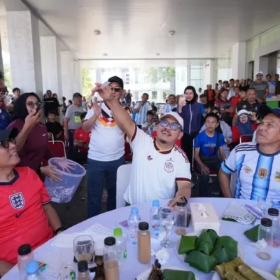Ratusan Warga Padati Nobar Piala Dunia di Kantor Gubernur, Gubernur SDK: Kualitas Pemain Kelas Dunia, Indonesia Harus Bisa Mencontoh