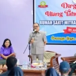 Suhardi Duka Apresiasi Loyalitas Karyawan pada HUT ke-14 RS Mitra Manakarra