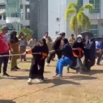Srikandi BPBD Sulbar Taklukkan Biro Barjas dalam Lomba Tarik Tambang HUT ke-81 RI