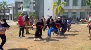 Srikandi BPBD Sulbar Taklukkan Biro Barjas dalam Lomba Tarik Tambang HUT ke-81 RI