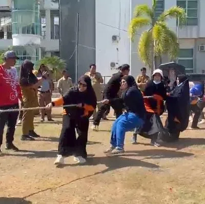 Srikandi BPBD Sulbar Taklukkan Biro Barjas dalam Lomba Tarik Tambang HUT ke-81 RI