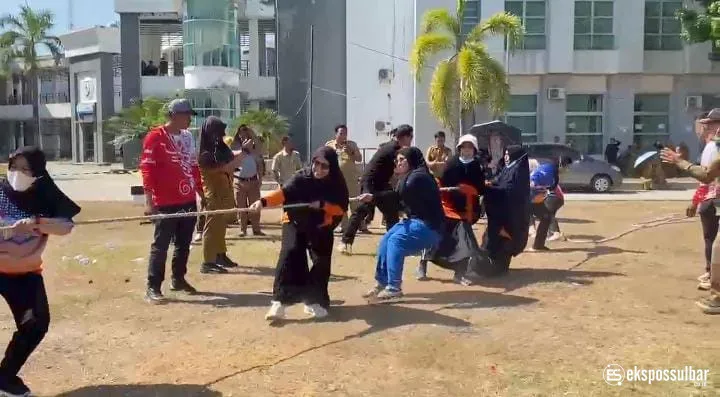 Srikandi BPBD Sulbar Taklukkan Biro Barjas dalam Lomba Tarik Tambang HUT ke-81 RI