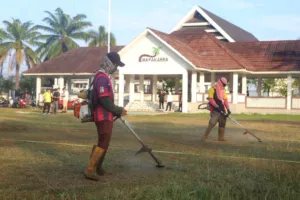 Sambut HUT RI ke-81, Biro Umum Setda Sulbar Gelar Aksi Jumat Bersih di Lapangan Ahmad Kirang