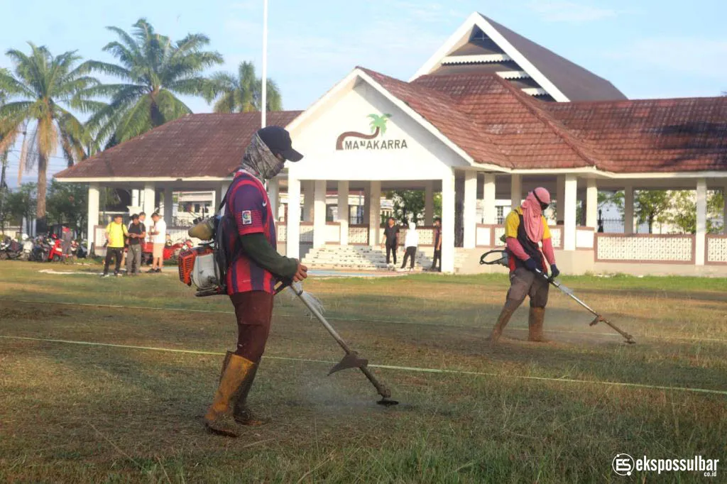 Sambut HUT RI ke-81, Biro Umum Setda Sulbar Gelar Aksi Jumat Bersih di Lapangan Ahmad Kirang