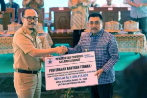 Pemprov Sulbar Salurkan 304 Kambing dan 2.200 Ayam Petelur ke Kelompok Tani Majene