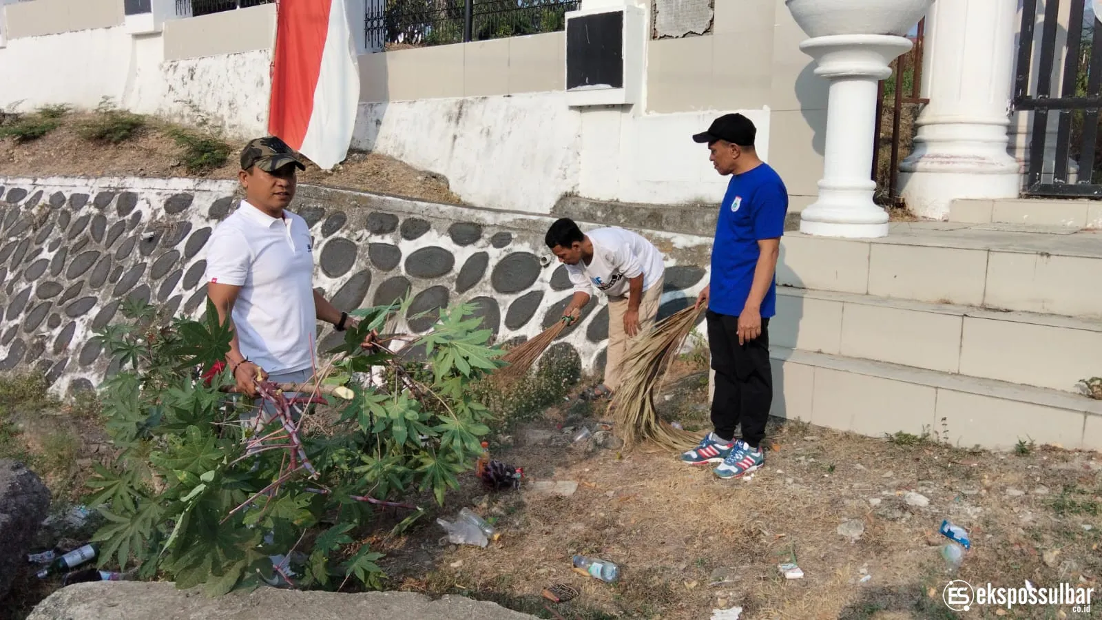 Sekretariat DPRD Sulbar Gelar Gerakan “Bersih Asri”, Kobarkan Semangat Sambut Hari Jadi ke-22 Provinsi Sulawesi Barat