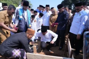 Gubernur SDK Dampingi Menag RI Letakkan Batu Pertama Asrama As’adiyah Mamuju, Diproyeksikan Jadi Pesantren Percontohan Sulbar