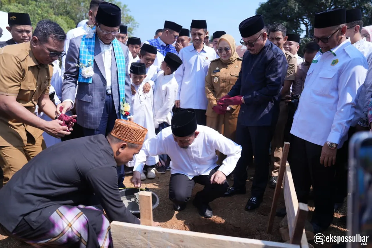 Gubernur SDK Dampingi Menag RI Letakkan Batu Pertama Asrama As’adiyah Mamuju, Diproyeksikan Jadi Pesantren Percontohan Sulbar
