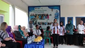 Kadis DKPPKB Dampingi Ketua TP PKK Sulbar dan Konsulat Jenderal Australia Tinjau Pelayanan Posyandu Bunga Teratai Tapandullu