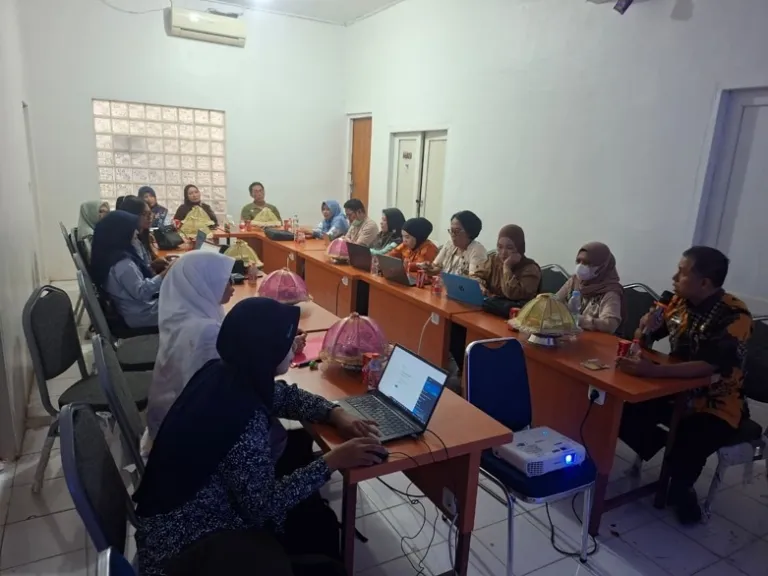 Cegah Anak Tertinggal Imunisasi, Poltekkes Kemenkes Mamuju dan Dinkes Polman Validasi Data Sasaran