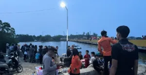 Respons Cepat Laporan Warga, Polresta Mamuju Turunkan Personel Cari Anak Tenggelam di Pantai Arteri 
