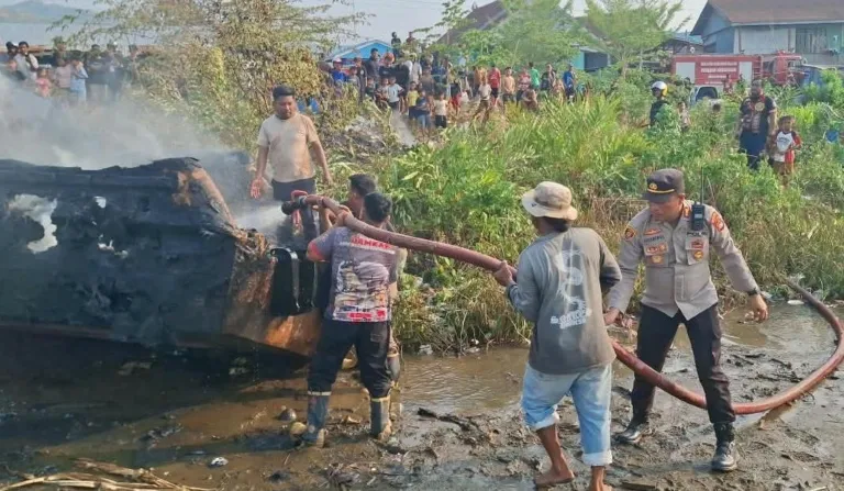 Kapal Dinas Perikanan Sulbar Terbakar di Jalan Tuna, Polresta Mamuju Lakukan Penyelidikan