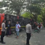 Bus Neo Trans Terbalik di Jalur Mamuju–Palu, Polsek Kota Mamuju Evakuasi 21 Korban