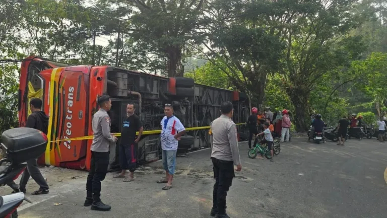 Bus Neo Trans Terbalik di Jalur Mamuju–Palu, Polsek Kota Mamuju Evakuasi 21 Korban