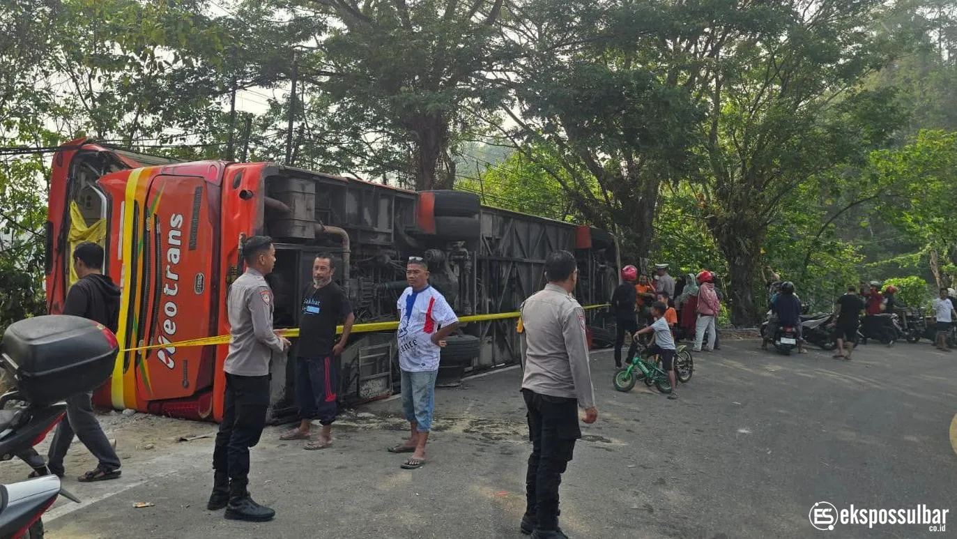 Bus Neo Trans Terbalik di Jalur Mamuju–Palu, Polsek Kota Mamuju Evakuasi 21 Korban